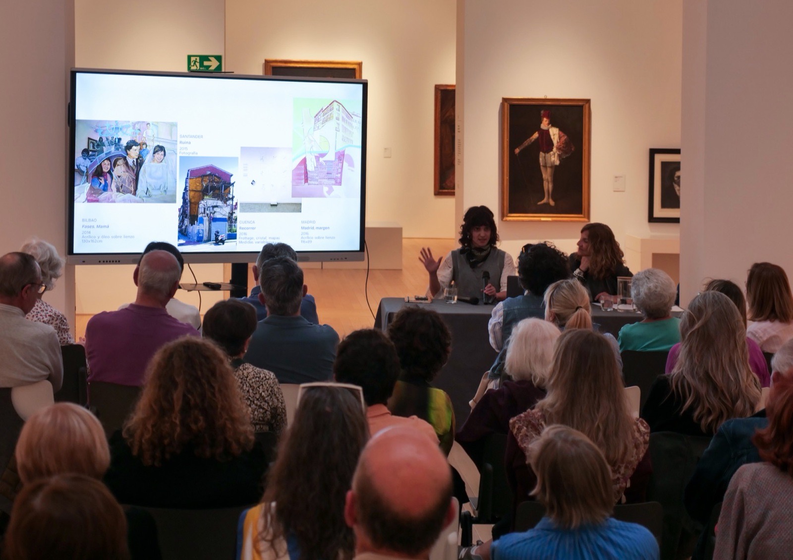 Conversación en el museo con imágenes de obra proyectadas en pantalla