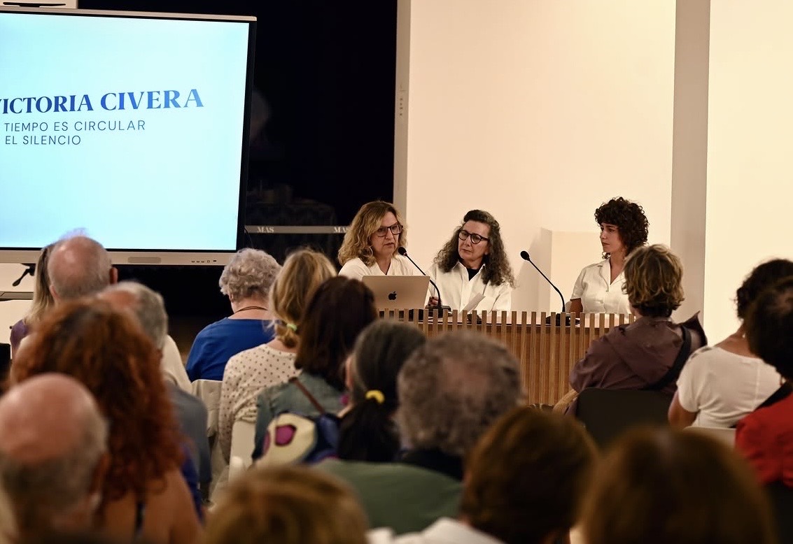 Victoria Civera y Sara Reyes conversan con Laura Cobo, coordinadora del encuentro, ante el público del MAS